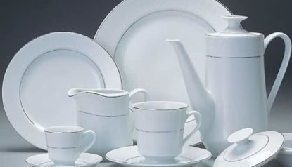 Pratos, xícaras, pires e jarra de porcelana