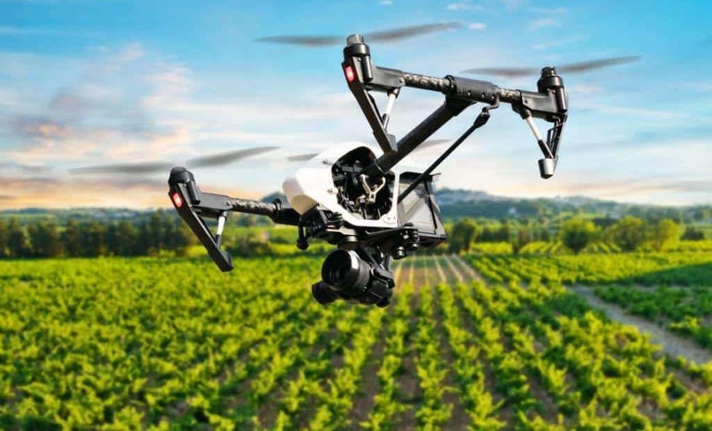 Drone agrícola sobrevoando a plantação