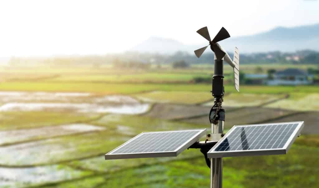 Anemômetro de palhetas giratórias com agricultura ao fundo