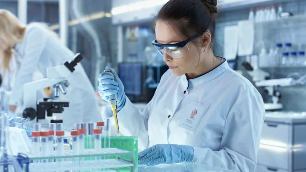 Mulher trabalhando no desenvolvimento de vacinas
