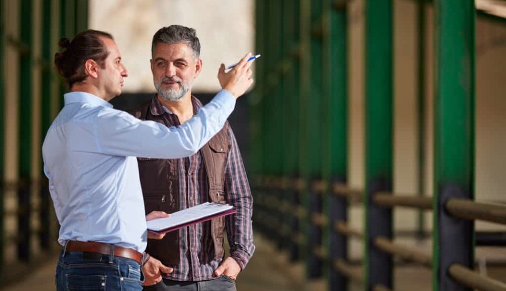Produtor rural conversando com agente bancário