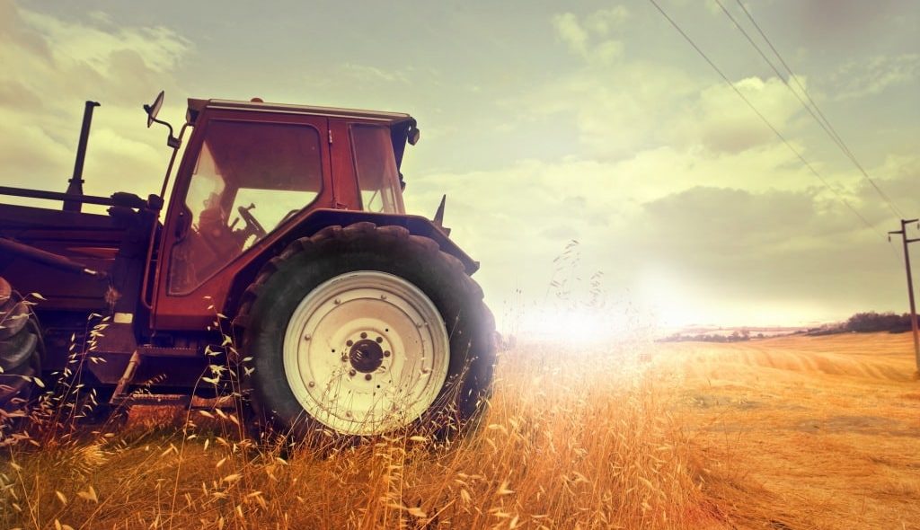 Trator agrícola parado em um campo