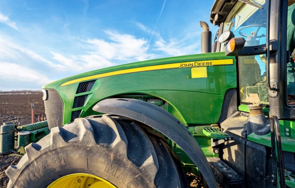 Trator mostrando destaque da marca John Deere