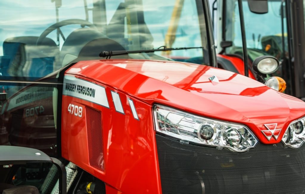 Trator mostrando destaque da marca Massey Ferguson