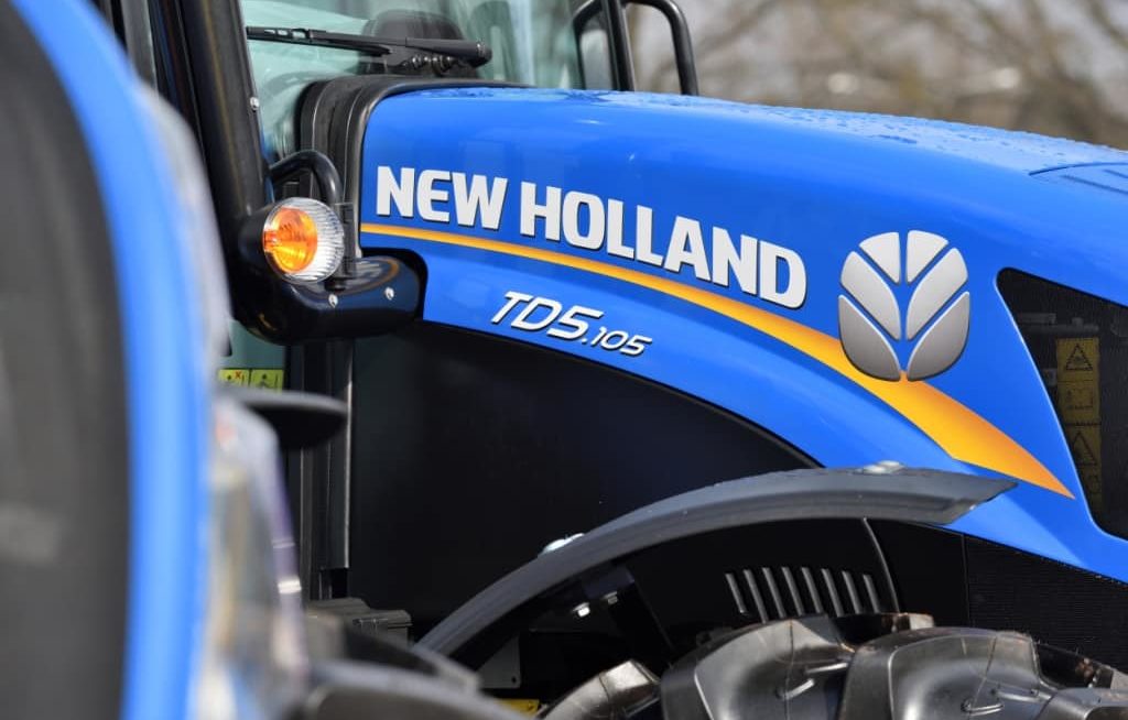 Trator mostrando destaque da marca New Holland