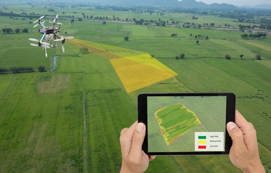 Drone mapeando fazenda e tablet na mão de agricultor