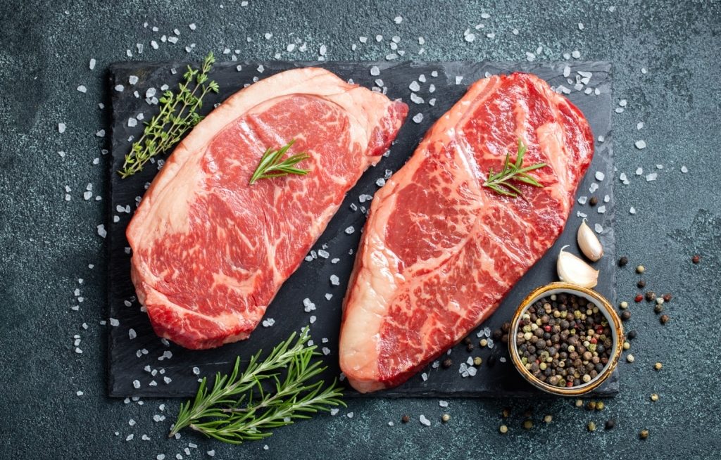 Dois bifes de carne bovina com sal e alecrim