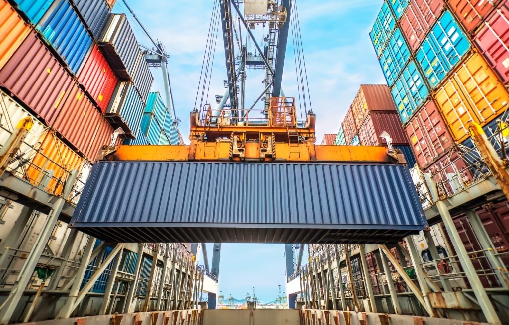 Container sendo transportado para o navio exportador