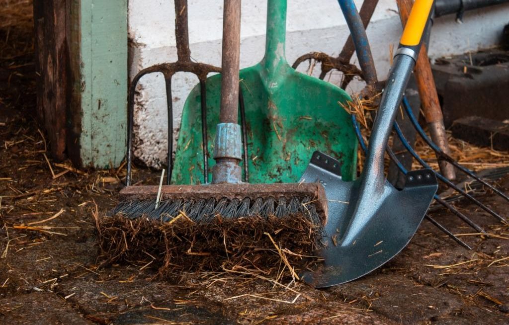 Equipamentos de limpeza de granja sujos