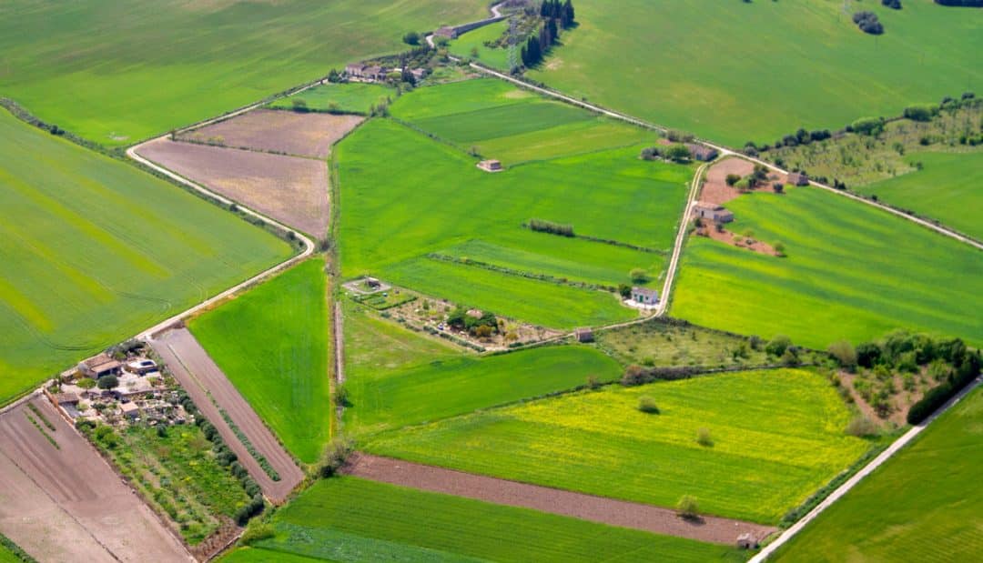 Foto aérea de uma propriedade rural