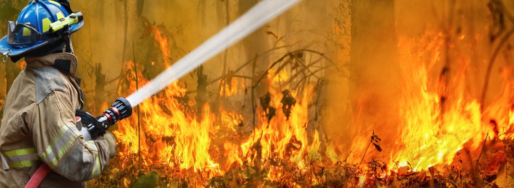 Bombeiros apagando fogo