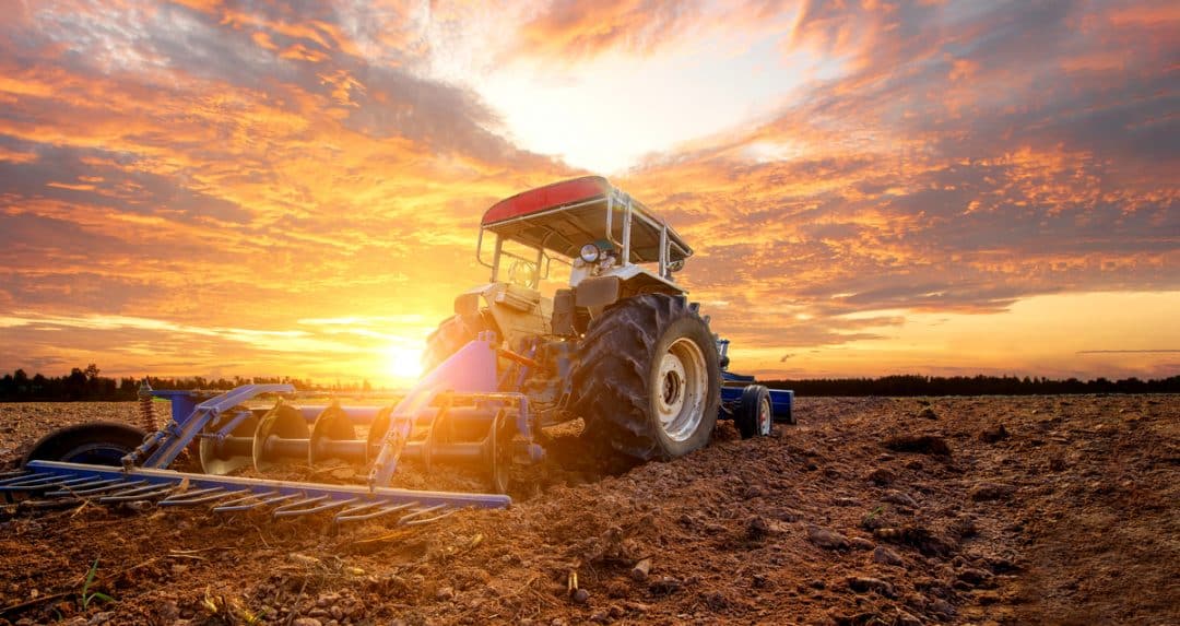 Trator agrícola preparando a terra para plantio
