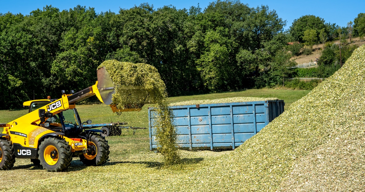 Trator preparando o processo de silagem