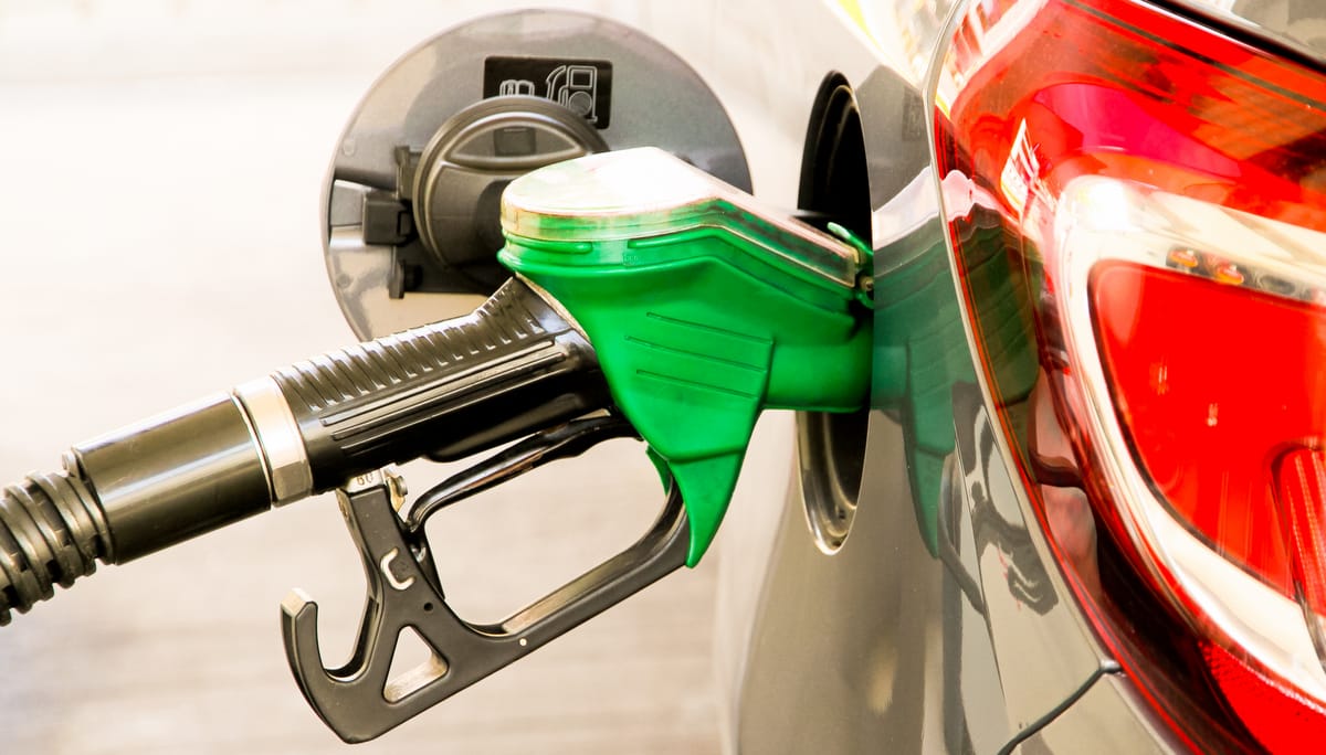 Bomba de combustível abastece etanol em automóvel