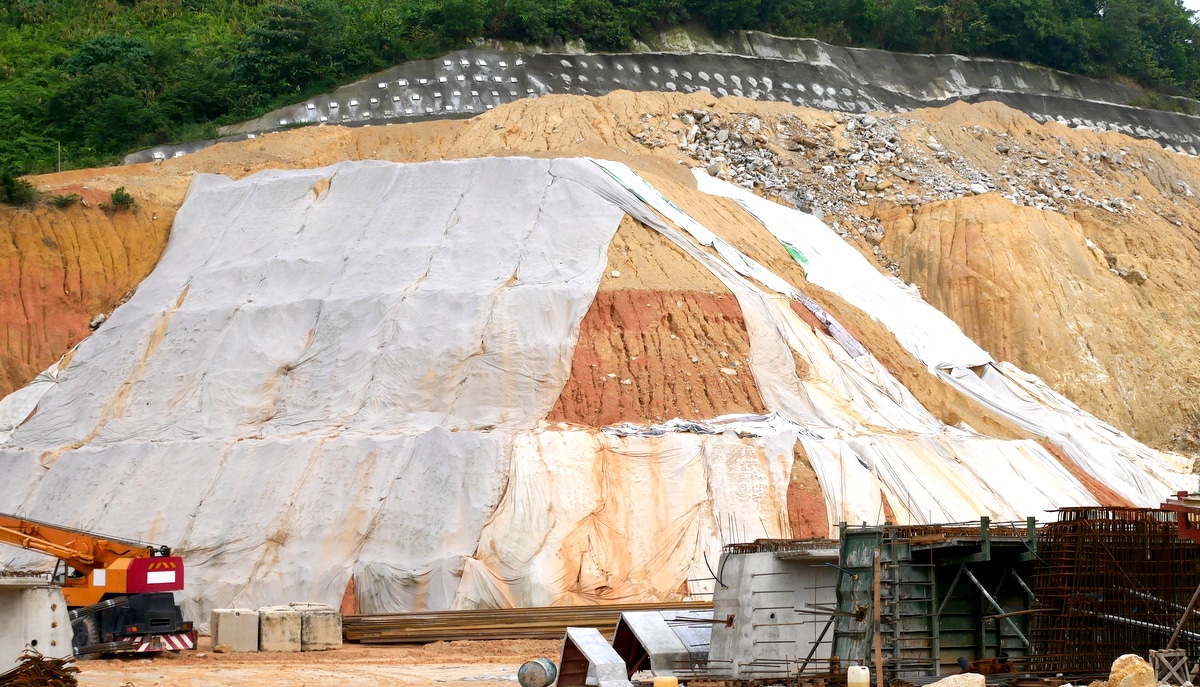 Operação para conter deslizamento de terra