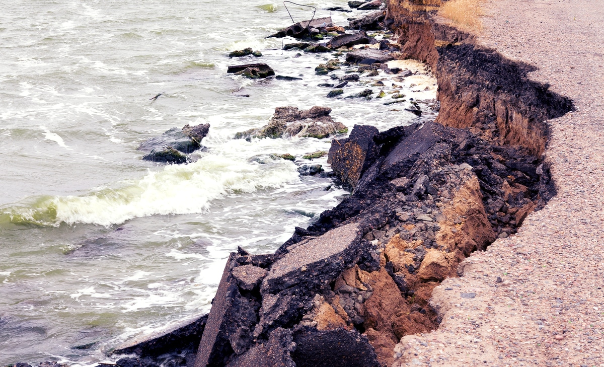 Água de rio destruindo solo arenoso