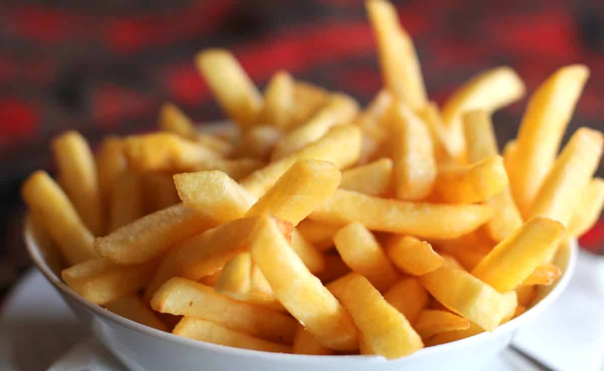 Porção de batata frita em uma vasilha
