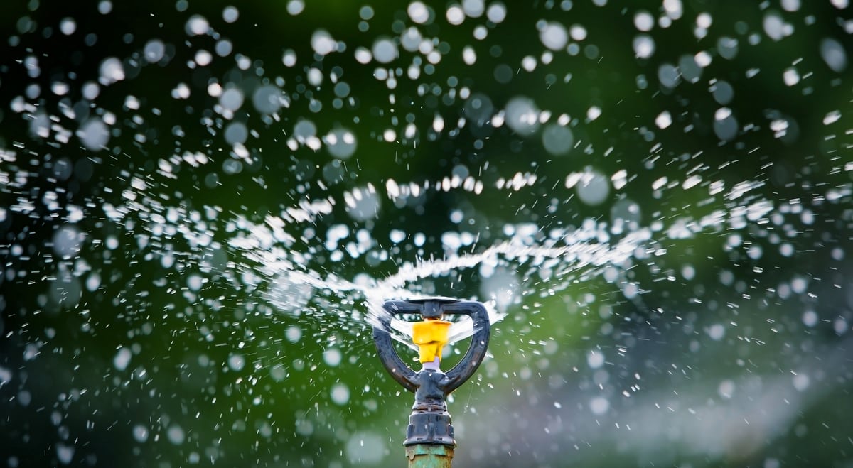 Sistema de irrigação jogando água numa plantação