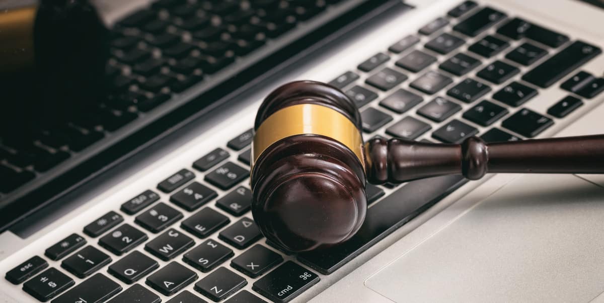 Martelo em cima de um teclado simbolizando leilões de gado online