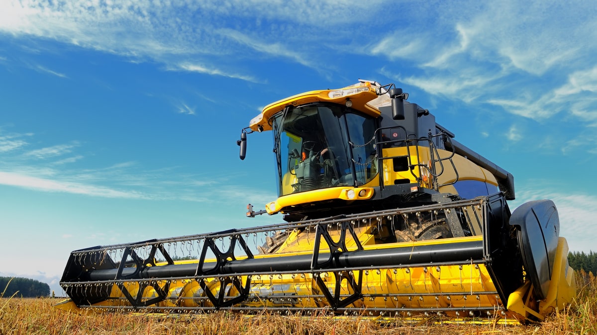 Colheitadeira de grãos numa área agrícola