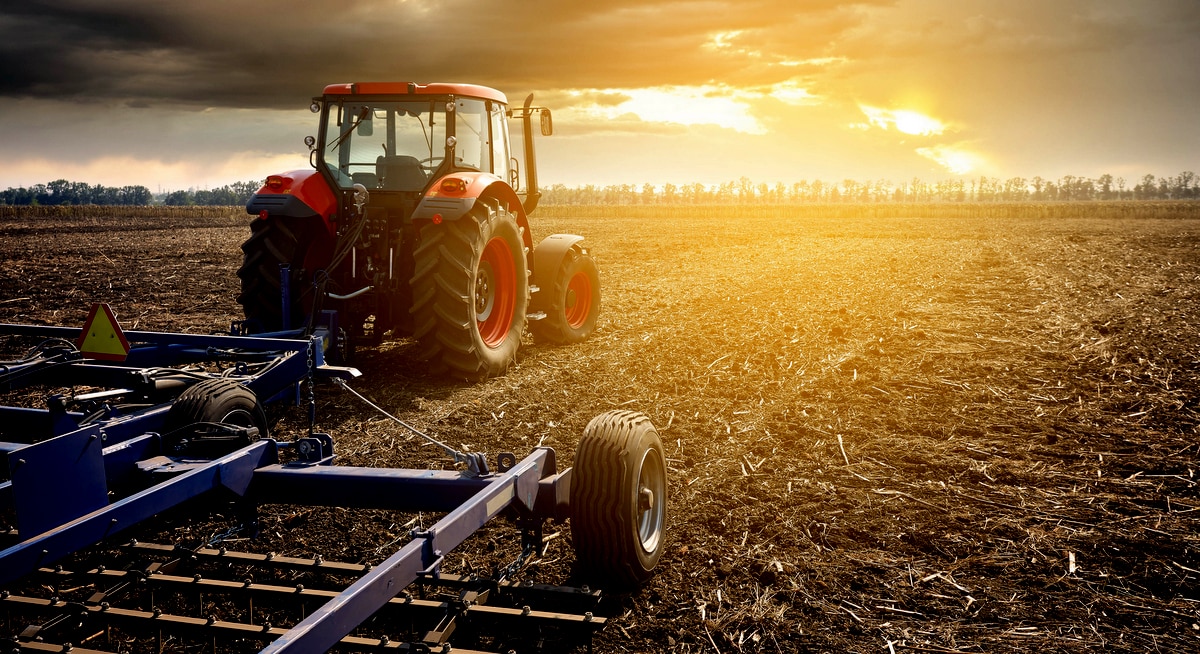Trator puxando um implemento agrícola