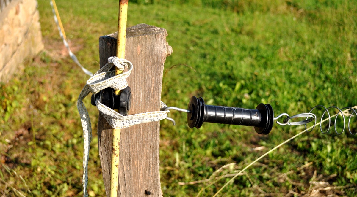 Equipamentos de uma cerca elétrica instalados em poste