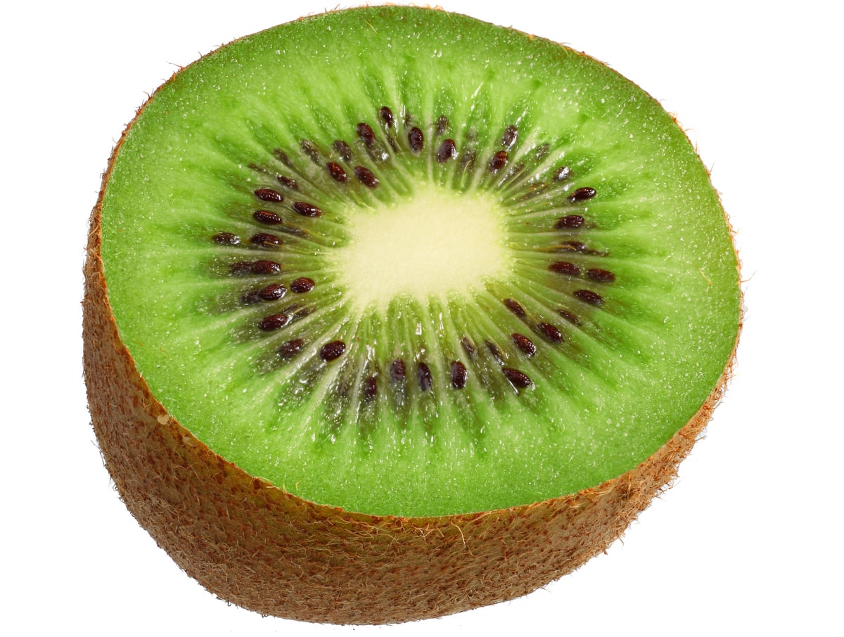 Kiwi fruta cortado ao meio, mostrando suas características