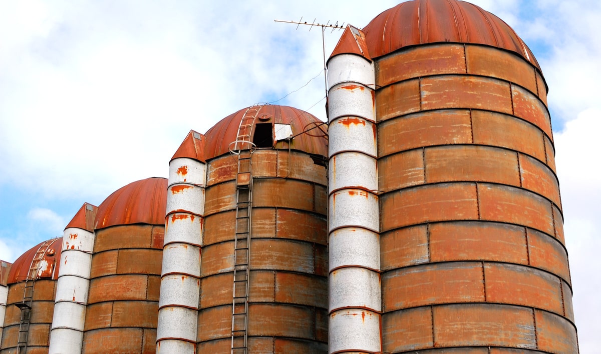Silos de alvenaria precisando de manutenção