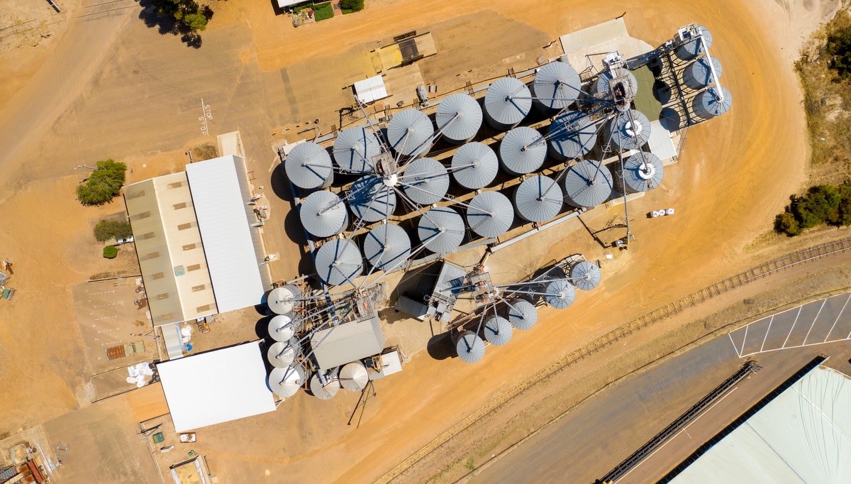 Vista aérea de silo de grãos