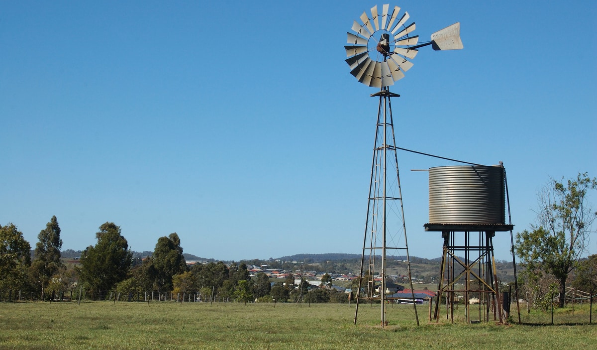 Propriedade rural com caixa d' água