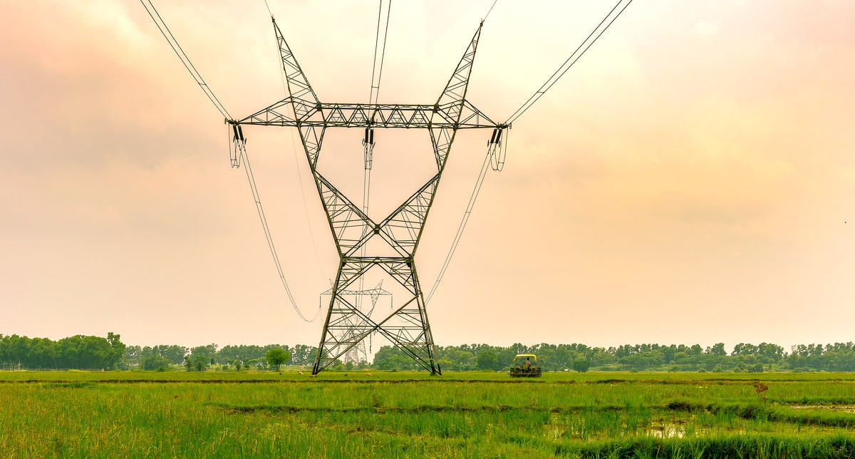 Rede de energia elétrica passando pelo campo.
