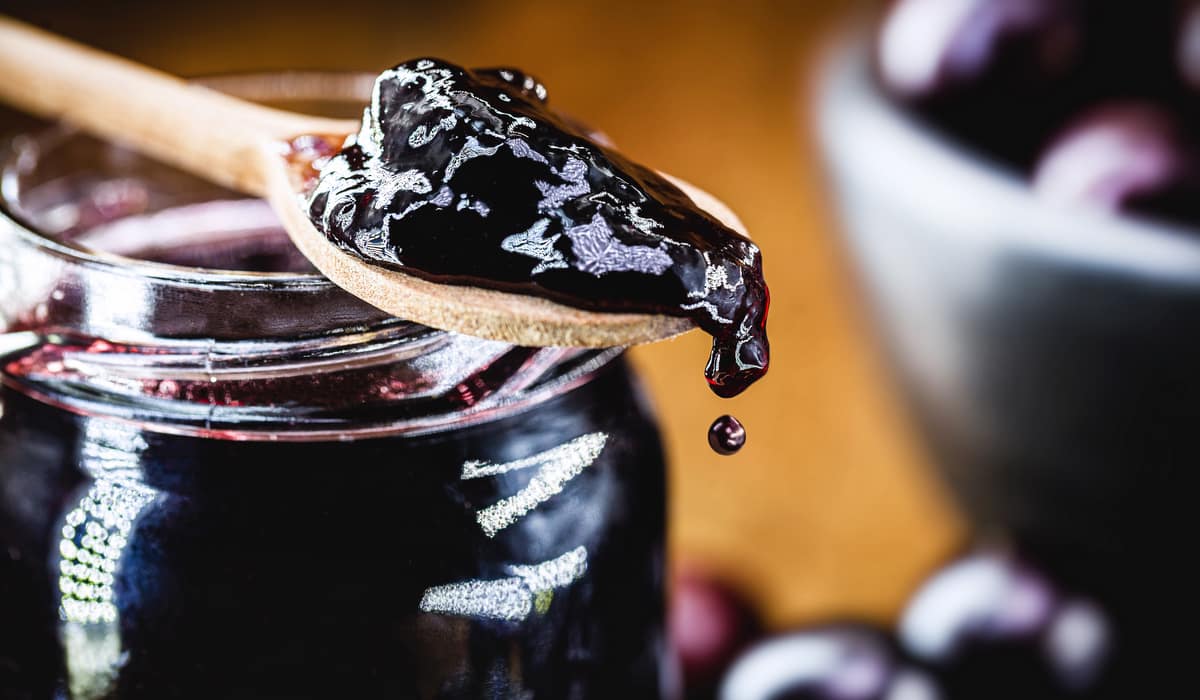 Pote com geleia de jabuticaba