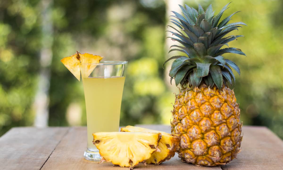 Abacaxi cortada e em forma de suco