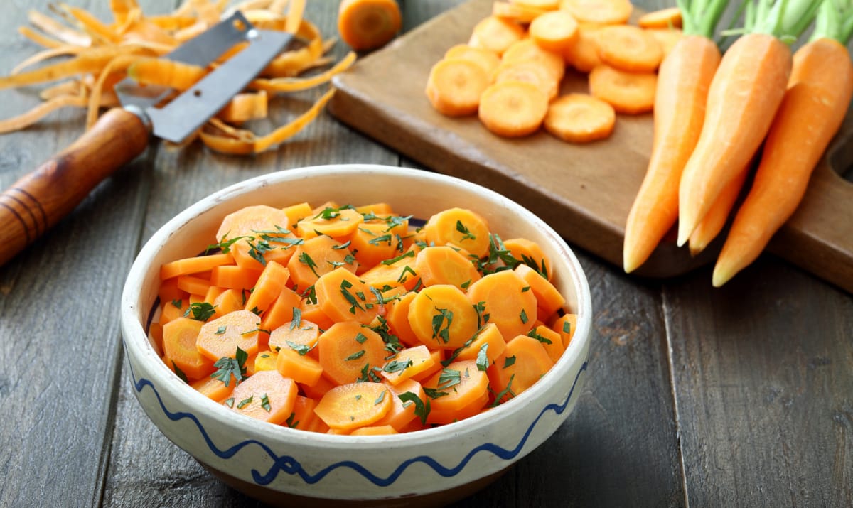 Tigela com cenouras cortadas. Receitas com esse legume