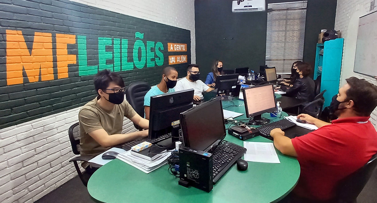Equipe da MF Leilões trabalhando