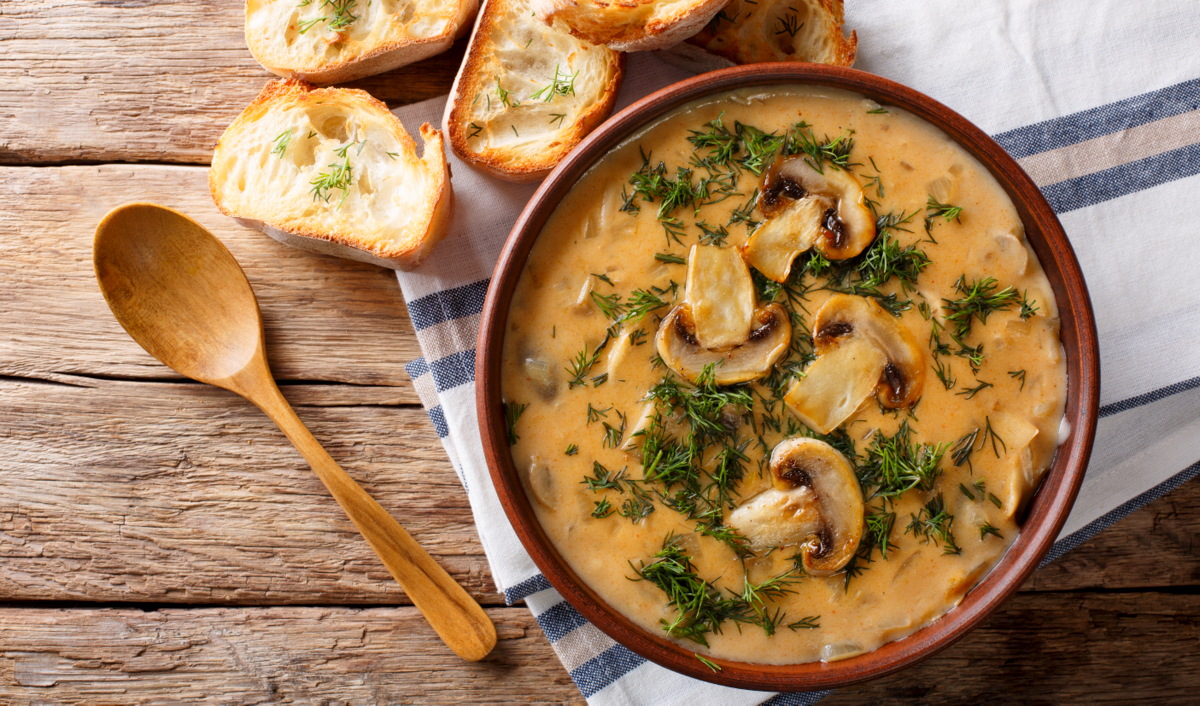 Recipiente contendo sopa de cogumelos