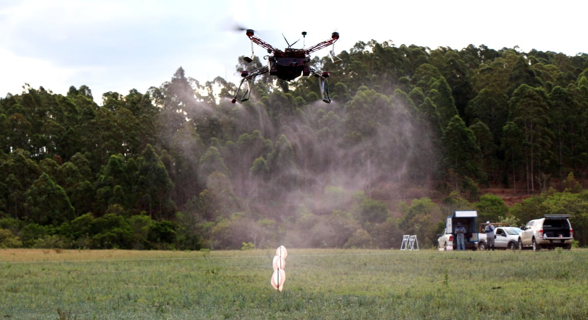 Drone realizando pulverização