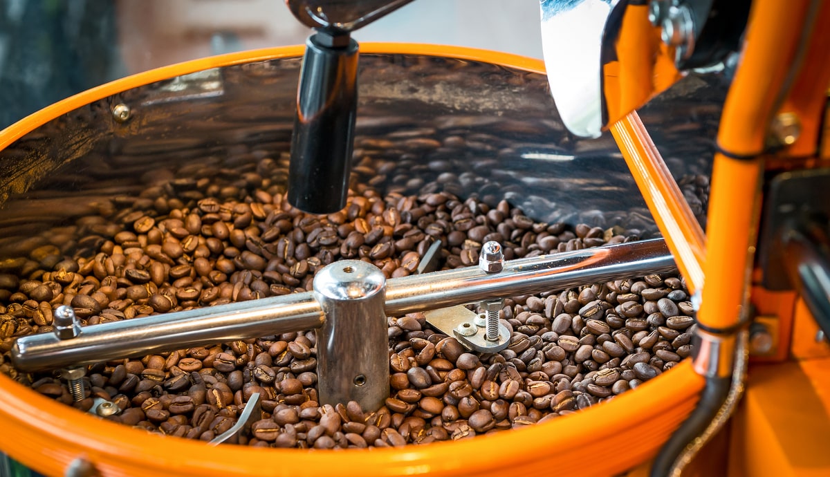 Grãos cafeeiros em fase de torrefação