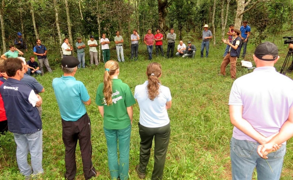 Líder conversa com equipe sobre estratégia no campo