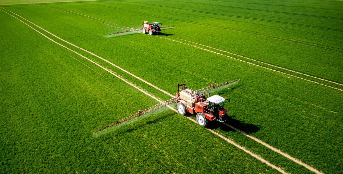 Pulverizadores agrícolas aplicação na lavoura.