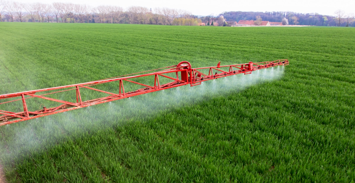 Pulverizadores agrícolas: detalhe da barra aplicando produto.