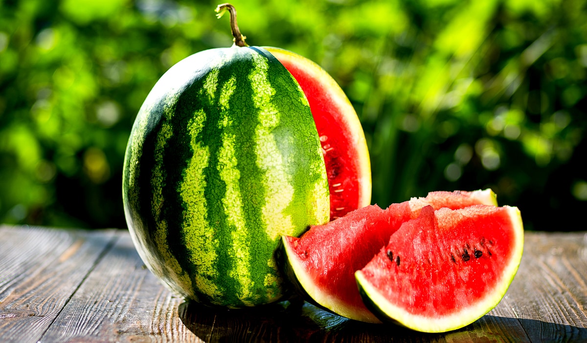 Fruta na cor vermelha cortada em fatias