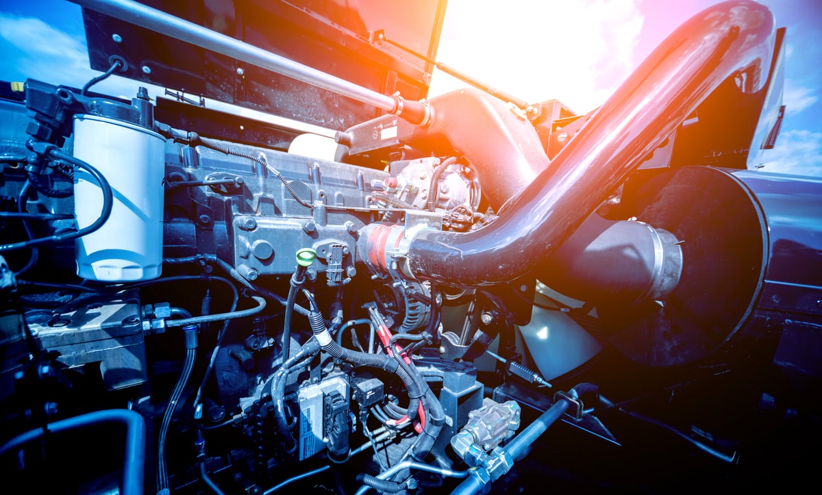 Motor de um trator representando transferência de potência