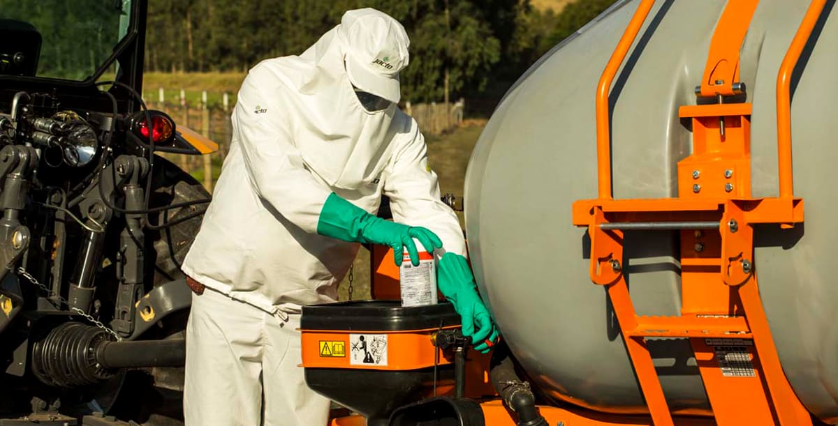 Preparação para pulverização com defensivos agrícolas para prevenção de acidentes