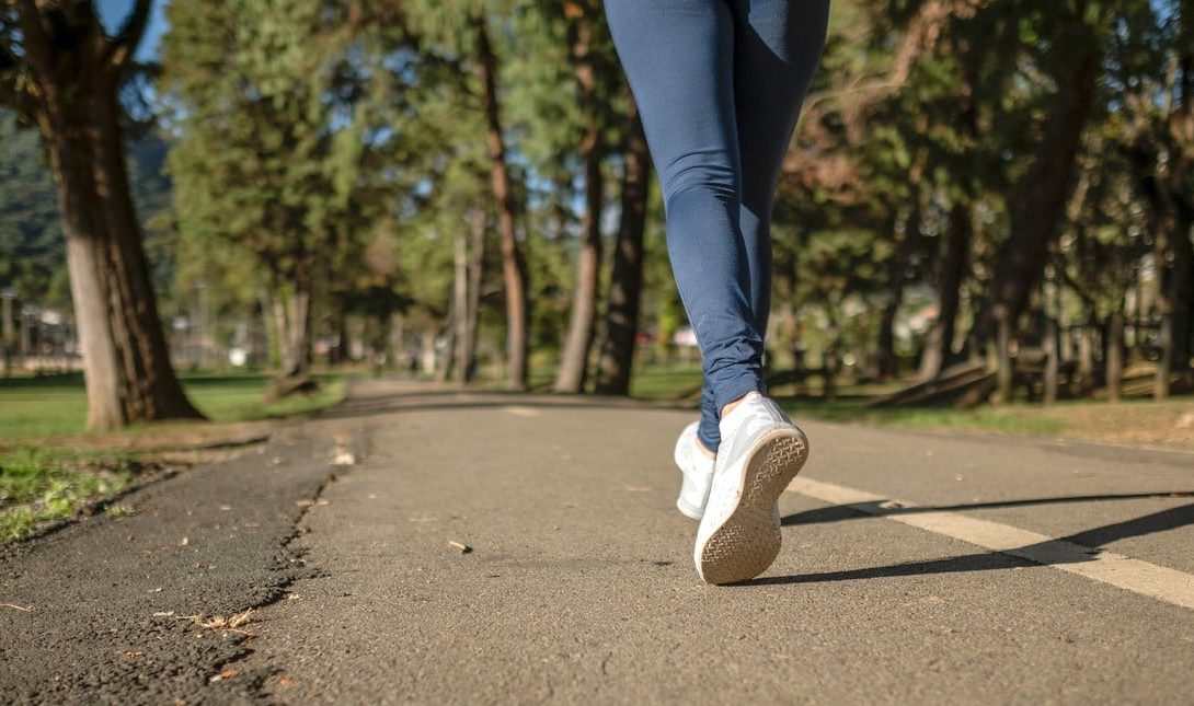 Atividade esportiva em área com arborização urbana