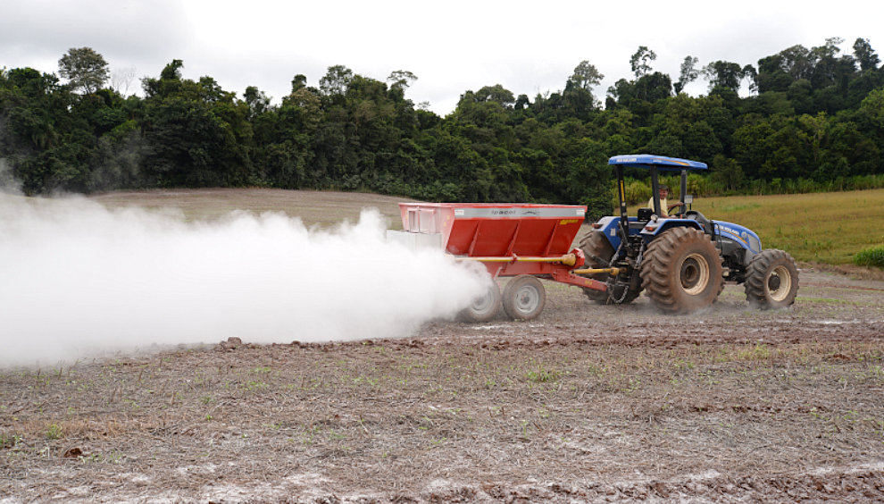 Aplicação de calcário para obter maior fertilidade do solo