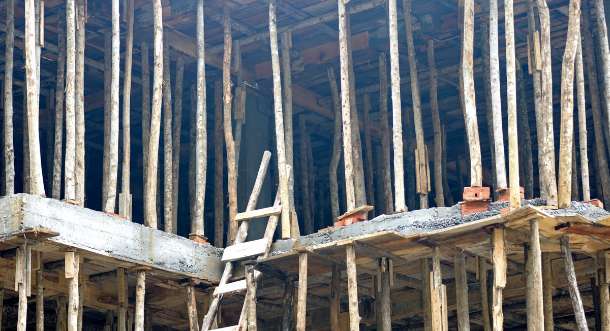 Uso de madeira como escoras em construções