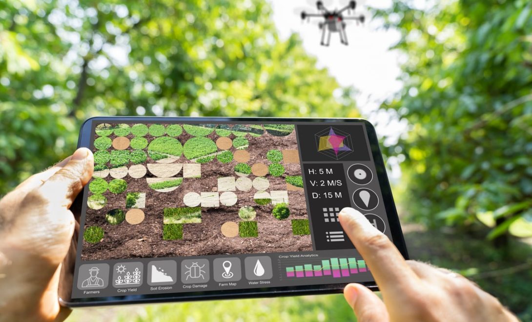 Homem segurando tablete com interface de software de agriculutra de precisão