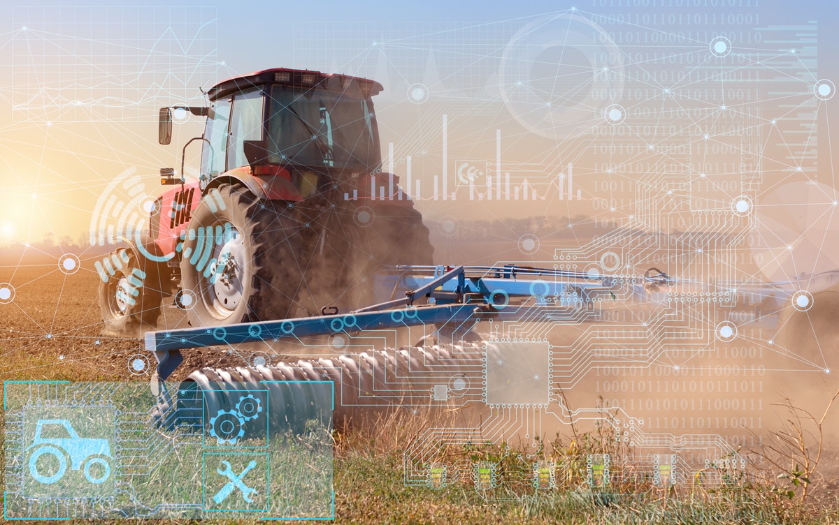 Trator com implemento e imagem com números binários indicando tecnologia