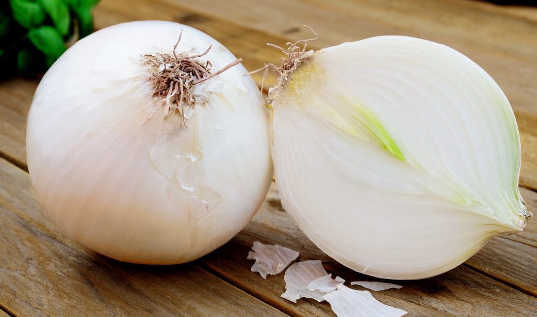 Cebola branca em uma mesa de madeira
